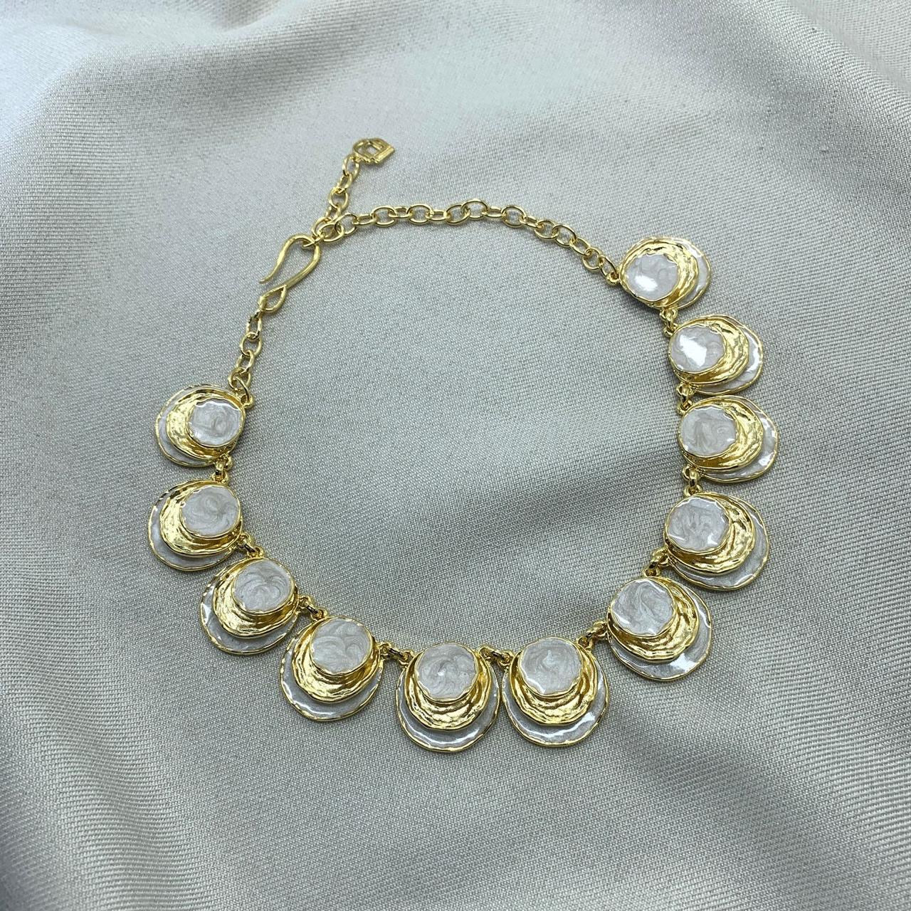 Colar Concha Resinado Dourado Madre